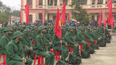 Hơn 1.300 thanh ni&ecirc;n Ninh B&igrave;nh hăng h&aacute;i l&ecirc;n đường nhập ngũ