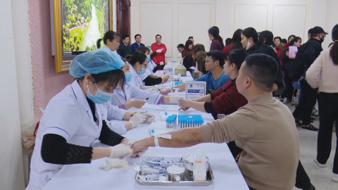Th&agrave;nh phố Hoa Lư tổ chức chương tr&igrave;nh " Giọt hồng Cố đ&ocirc;'