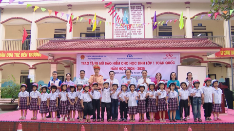 Trao tặng mũ bảo hiểm cho học sinh lớp 1