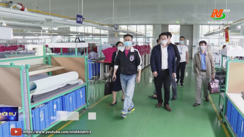 Đo&agrave;n c&ocirc;ng t&aacute;c của Sở C&ocirc;ng thương kiểm tra t&igrave;nh h&igrave;nh sản xuất trong c&aacute;c doanh nghiệp