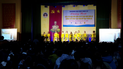 Chương tr&igrave;nh " Ch&agrave;o t&acirc;n sinh vi&ecirc;n v&agrave; học sinh "
