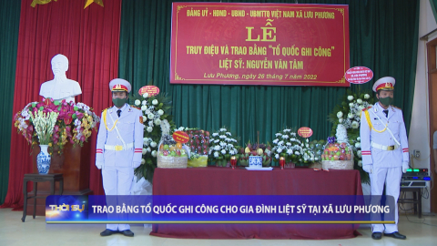 Trao bằng tổ quốc ghi c&ocirc;ng cho gia đ&igrave;nh liệt sỹ tại x&atilde; Lưu Phương