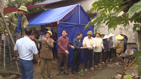 Khởi c&ocirc;ng x&oacute;a nh&agrave; tạm, dột n&aacute;t