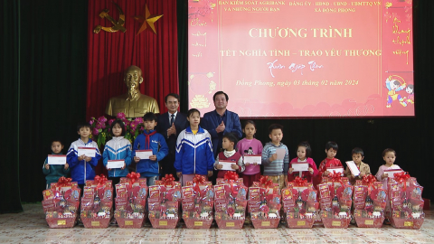 Chương tr&igrave;nh tết nghĩa t&igrave;nh - Trao y&ecirc;u thương