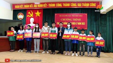 Hội Khuyến học tỉnh Ninh B&igrave;nh trao học bổng Đinh Thiện L&yacute; cho học sinh c&oacute; ho&agrave;n cảnh kh&oacute; khăn