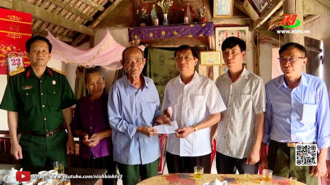 Hội Cựu chiến binh tỉnh tặng qu&agrave; hội vi&ecirc;n c&oacute; ho&agrave;n cảnh kh&oacute; khăn