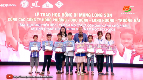 Trao học bổng cho học sinh c&oacute; ho&agrave;n cảnh kh&oacute; khăn