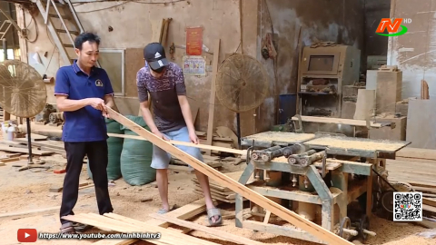 Gương thanh ni&ecirc;n l&agrave;m gi&agrave;u từ đồ gỗ mỹ nghệ