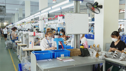 Người lao đ&ocirc;̣ng vui mừng khi được h&ocirc;̃ trợ ti&ecirc;̀n thu&ecirc; nhà