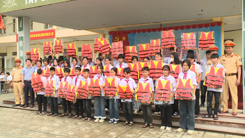 Ph&ograve;ng CSGT tăng cường tuy&ecirc;n truyền ph&ograve;ng chống đuối nước