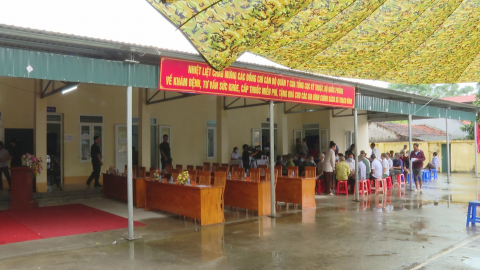 Kh&aacute;m bệnh, cấp ph&aacute;t thuốc miễn ph&iacute; tại x&atilde; Thạch B&igrave;nh