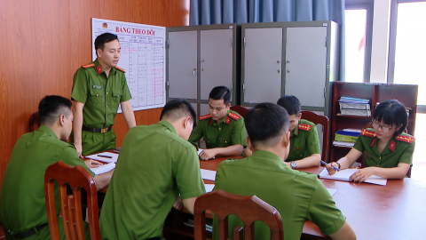 Gương mẫu đi đầu trong phong tr&agrave;o thi đua v&igrave; an ninh tổ quốc