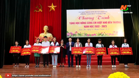Trao học bổng "c&ugrave;ng em vượt kh&oacute; đến trường"