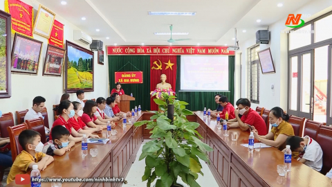 Tặng qu&agrave; cho học sinh c&oacute; ho&agrave;n cảnh đặc biệt kh&oacute; khăn