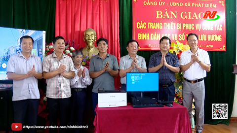 Ph&aacute;t Diệm b&agrave;n giao trang thiết bị phục vụ c&ocirc;ng t&aacute;c b&igrave;nh d&acirc;n học vụ số
