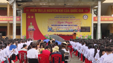 Tuy&ecirc;n truyền, phổ biến gi&aacute;o dục ph&aacute;p luật về trật tự ATGT cho học sinh