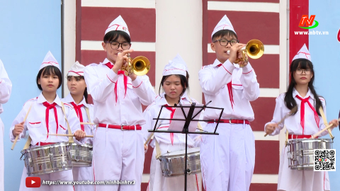 Đồng diễn nghệ thuật trống k&egrave;n &ldquo;Đất nước trọn niềm vui&rdquo; tại trường THCS Quang Trung