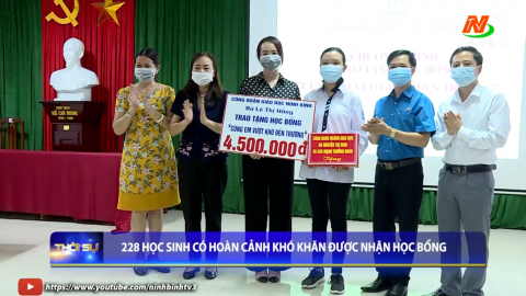 228 học sinh c&oacute; ho&agrave;n cảnh kh&oacute; khăn được nhận học bổng