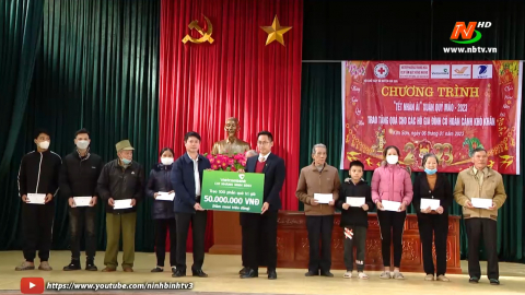 Hội Chữ thập đỏ huyện Kim Sơn tặng qu&agrave; Tết Qu&yacute; M&atilde;o