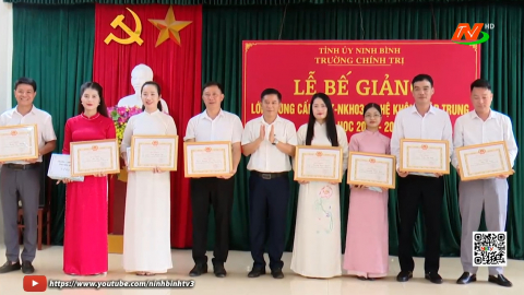 Bế giảng lớp Trung cấp Ch&iacute;nh trị hệ kh&ocirc;ng tập trung