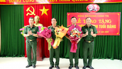 Trao tặng Huy hiệu 30 năm tuổi Đảng