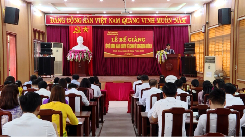 Bế giảng lớp bồi dưỡng ngạch chuy&ecirc;n vi&ecirc;n ch&iacute;nh v&agrave; tương đương kh&oacute;a 24