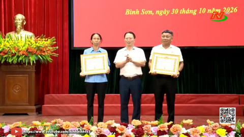 Lễ trao tặng huy hiệu Đảng tại x&atilde; B&igrave;nh Sơn