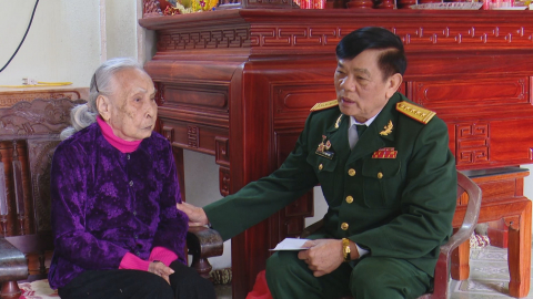 Tặng qu&agrave; Mẹ Việt Nam anh h&ugrave;ng, gia đ&igrave;nh liệt sĩ