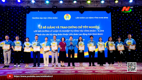 Bế giảng Lớp bồi dưỡng l&yacute; luận v&agrave; nghiệp vụ c&ocirc;ng đo&agrave;n
