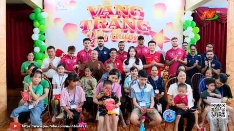 Trao qu&agrave; Trung thu cho trẻ em bại n&atilde;o