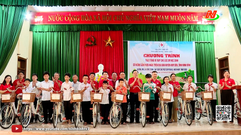 Trao tặng xe đạp cho học sinh c&oacute; ho&agrave;n cảnh kh&oacute; khăn ở huyện Kim Sơn