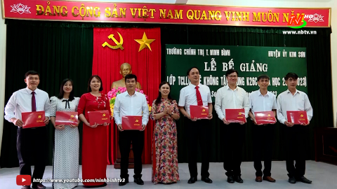 Kim Sơn bế giảng lớp Trung cấp L&yacute; luận Ch&iacute;nh trị hệ kh&ocirc;ng tập trung