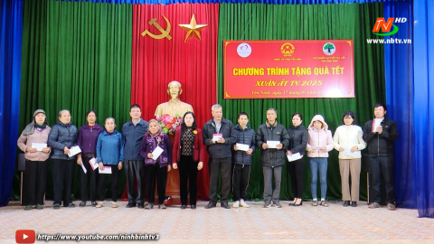 Tặng qu&agrave; cho người cao tuổi c&oacute; ho&agrave;n cảnh kh&oacute; khăn tại Y&ecirc;n Kh&aacute;nh