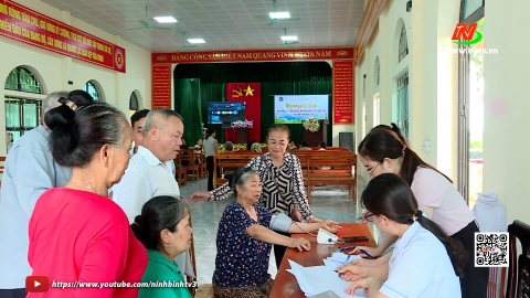 Kh&aacute;m bệnh, cấp ph&aacute;t thuốc miễn ph&iacute; cho người cao tuổi