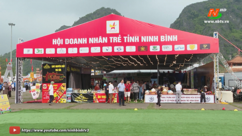 C&aacute;c gian h&agrave;ng triển l&atilde;m thu h&uacute;t du kh&aacute;ch tại Lễ hội Hoa Lư