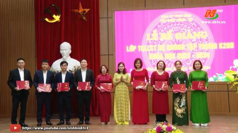 Bế giảng lớp Trung cấp l&yacute; luận hệ kh&ocirc;ng tập trung