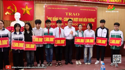Trao &ldquo;Học bổng XP - C&ugrave;ng em vượt kh&oacute; đến trường&rdquo; tại th&agrave;nh phố Hoa Lư
