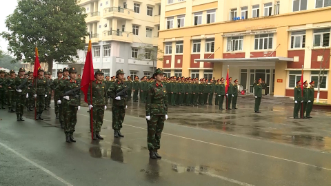 Bộ CHQS tỉnh thăm, tặng qu&agrave; động vi&ecirc;n c&aacute;n bộ, chiến sỹ đang tập luyện phục vụ diễu binh, diễu h&agrave;nh trong Lễ kỷ niệm 70 năm chiến thắng Điện Bi&ecirc;n Phủ