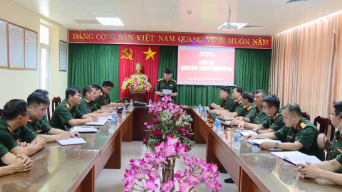 Kiểm tra thực hiện nhiệm vụ x&acirc;y dựng trung đội vận tải ch&iacute;nh quy, an to&agrave;n, hiệu quả