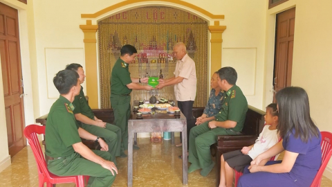 Thăm, tặng qu&agrave; gia đ&igrave;nh ch&iacute;nh s&aacute;ch nh&acirc;n ng&agrave;y Thương binh - Liệt sỹ