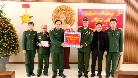 Thăm, tặng qu&agrave; Trung t&acirc;m Điều dưỡng thương binh Nho Quan