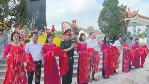 X&atilde; Ninh Mỹ cắt băng kh&aacute;nh th&agrave;nh nghĩa trang liệt sỹ