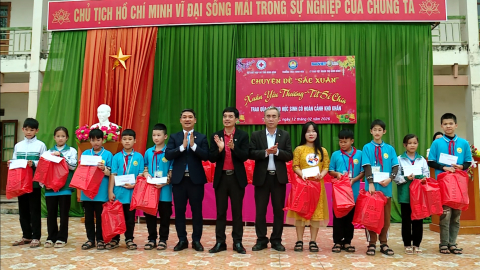 Tặng qu&agrave; học sinh c&oacute; ho&agrave;n cảnh kh&oacute; khăn nh&acirc;n dịp Tết Nguy&ecirc;n đ&aacute;n