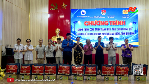 Trao qu&agrave; Tết Trung thu v&agrave; kh&aacute;nh th&agrave;nh c&ocirc;ng tr&igrave;nh Thanh ni&ecirc;n thắp s&aacute;ng đường qu&ecirc;