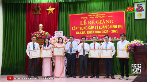 Bế giảng lớp trung cấp L&yacute; luận ch&iacute;nh trị