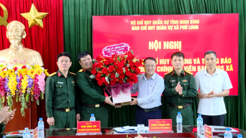 B&agrave;n giao chức vụ chỉ huy trưởng v&agrave; bổ nhiệm ch&iacute;nh trị vi&ecirc;n Ban CHQS x&atilde; Ph&uacute; Long v&agrave; x&atilde; Gia Trấn