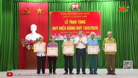 Trao tặng huy hiệu đảng dịp 19/5