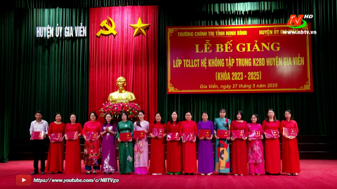 Gia Viễn bế giảng lớp Trung cấp l&yacute; luận ch&iacute;nh trị hệ kh&ocirc;ng tập trung