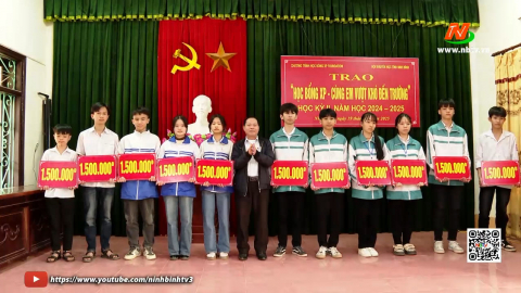 Tổ chức trao "Học bổng XP - C&ugrave;ng em vượt kh&oacute; đến trường" tại Nho Quan