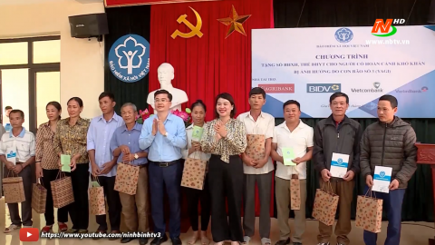 Trao tặng sổ BHXH, thẻ BHYT cho người d&acirc;n bị ảnh hưởng bởi b&atilde;o Yagi